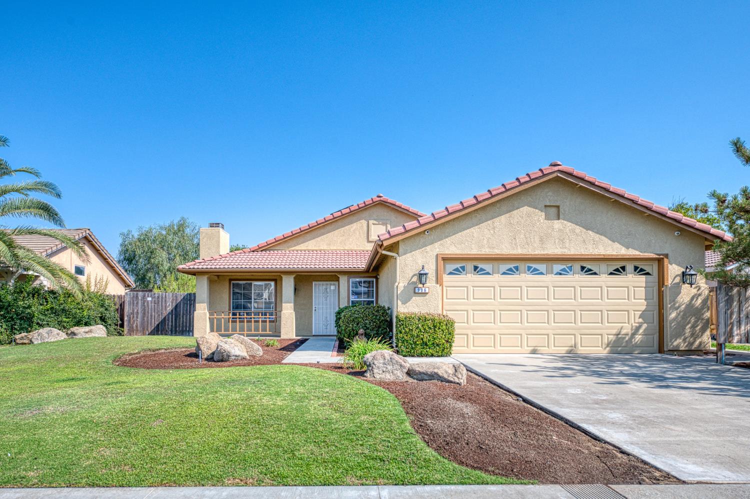 906 E Palm Dr, Hanford, CA 93230