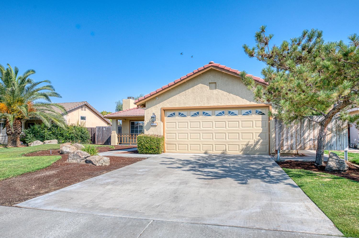 906 E Palm Dr, Hanford, CA 93230