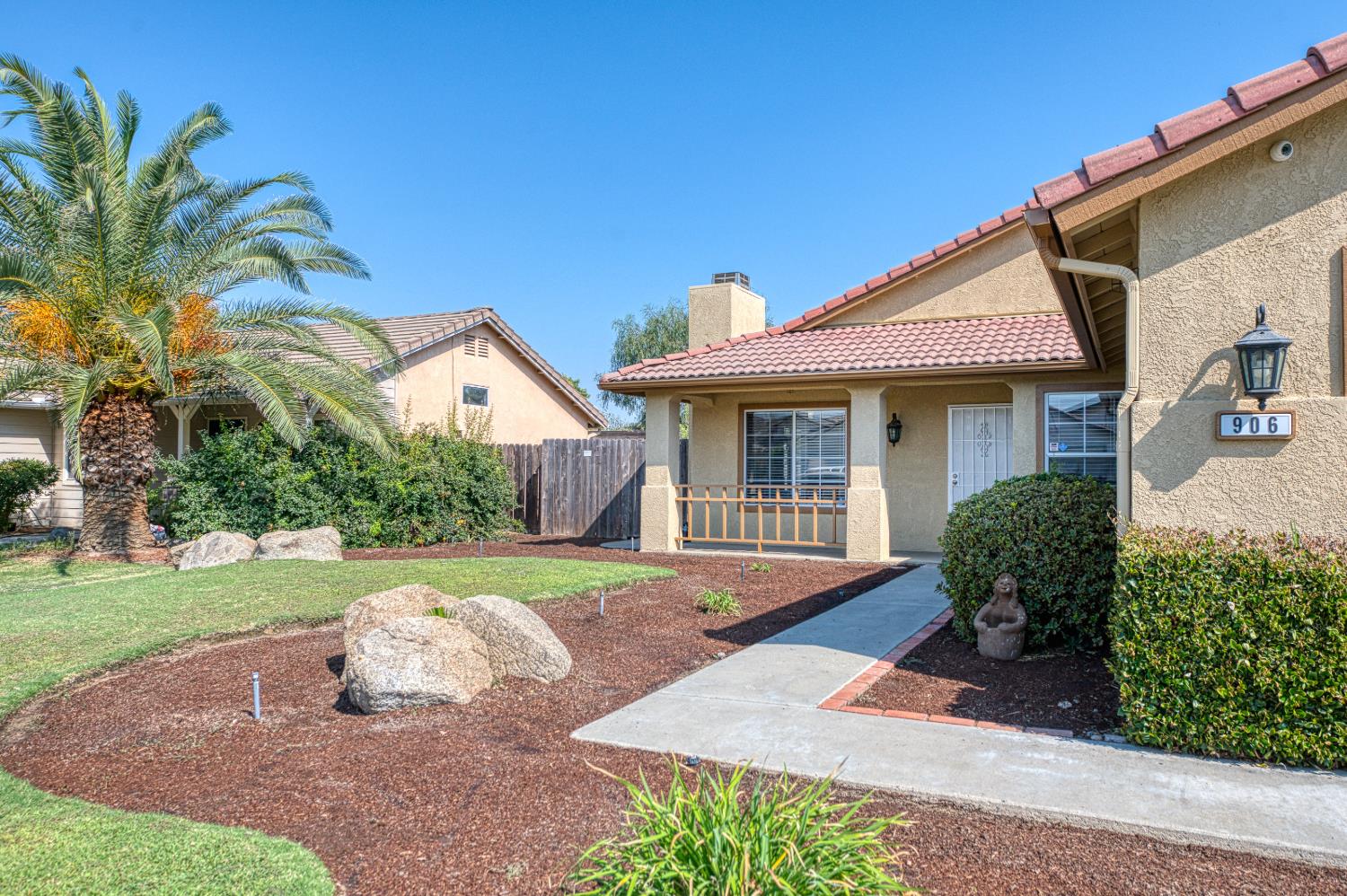 906 E Palm Dr, Hanford, CA 93230