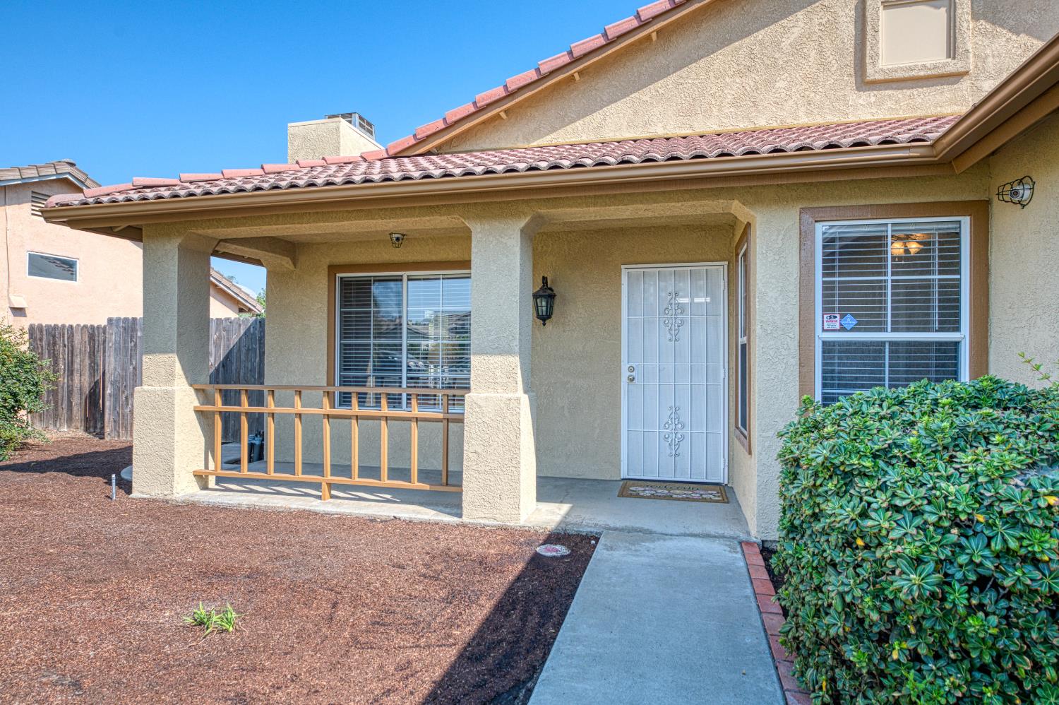 906 E Palm Dr, Hanford, CA 93230
