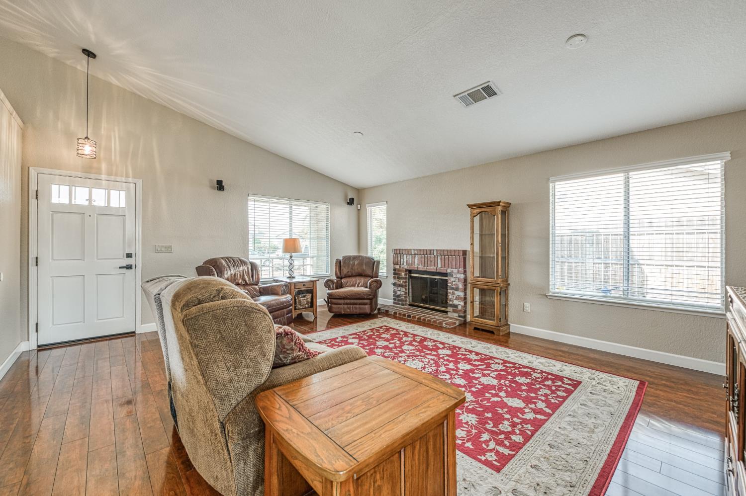 906 E Palm Dr, Hanford, CA 93230