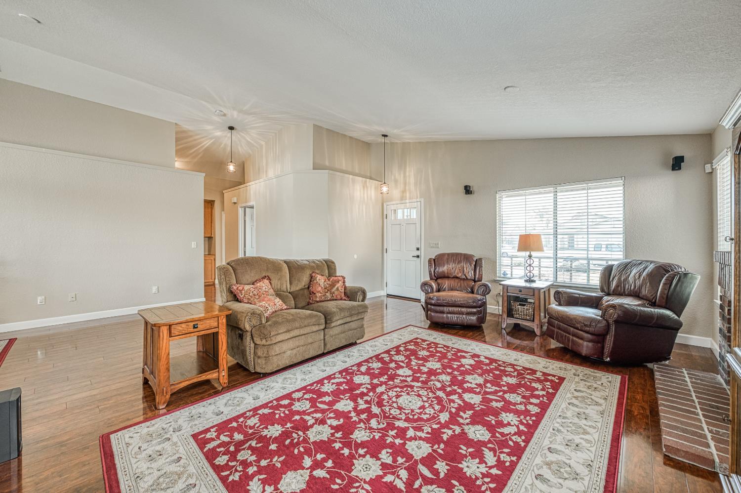 906 E Palm Dr, Hanford, CA 93230