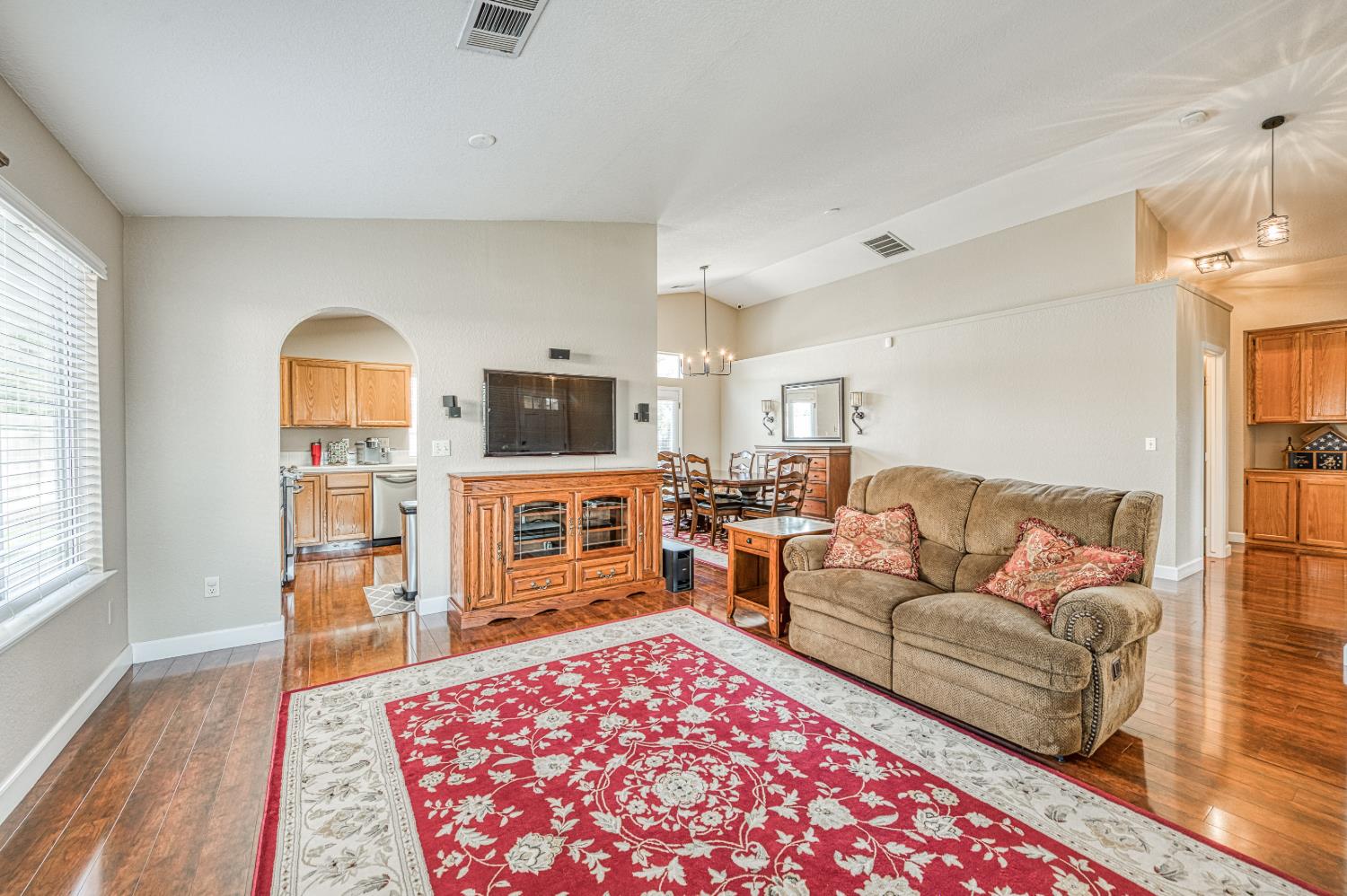 906 E Palm Dr, Hanford, CA 93230