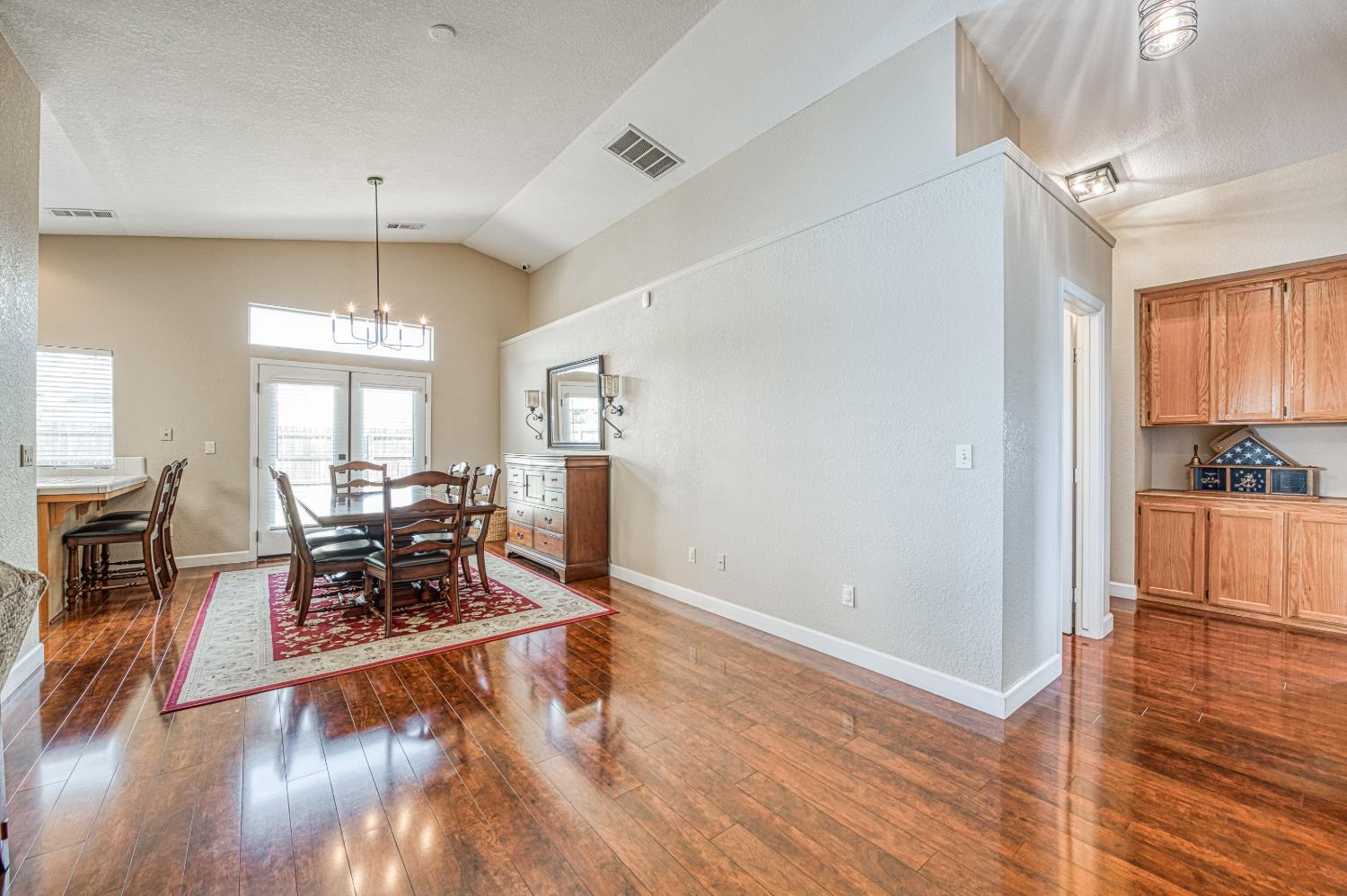 906 E Palm Dr, Hanford, CA 93230