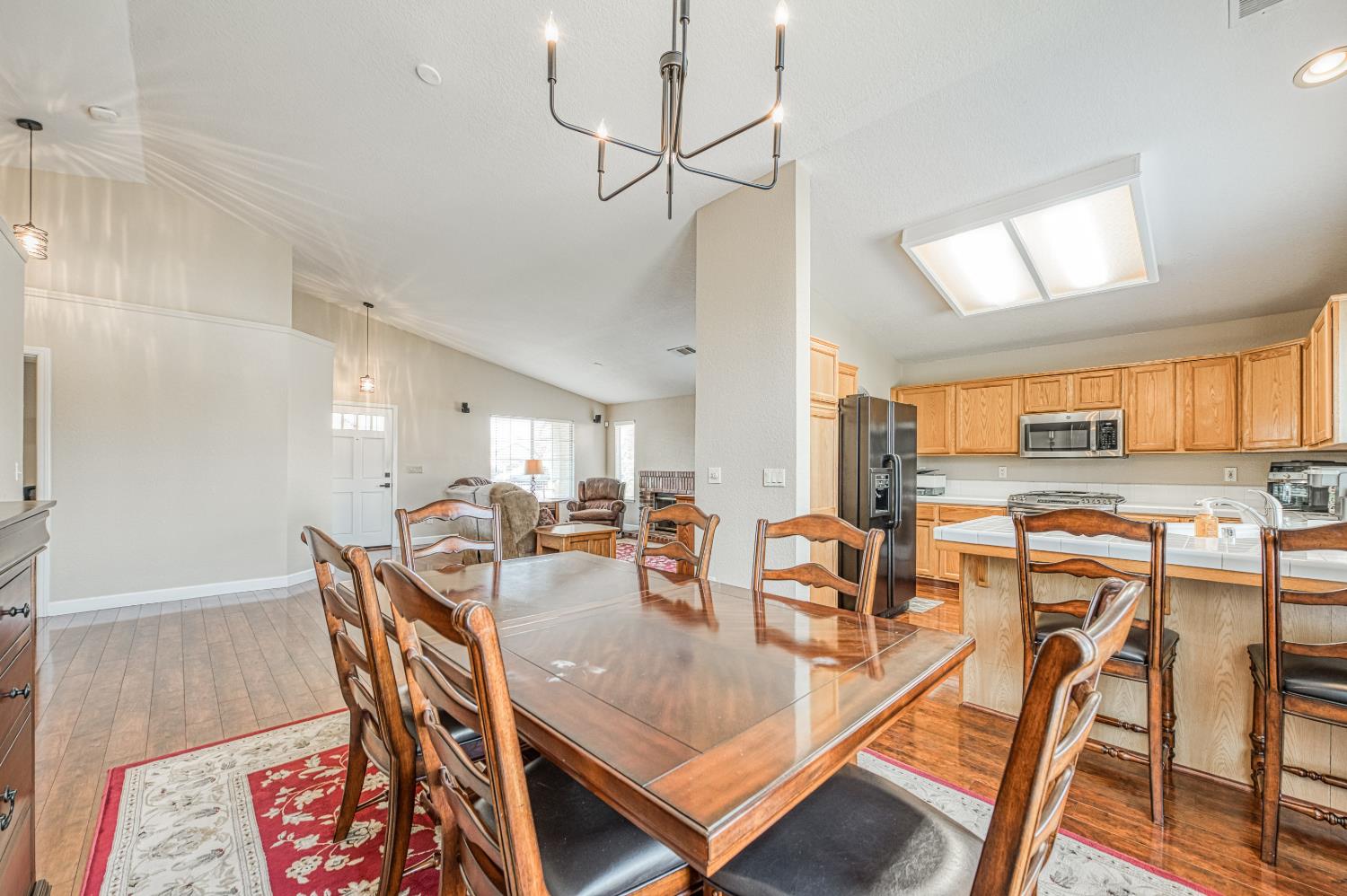 906 E Palm Dr, Hanford, CA 93230