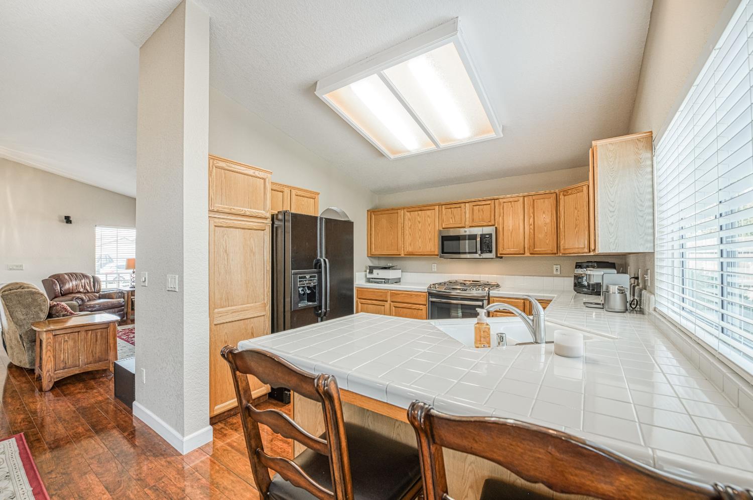 906 E Palm Dr, Hanford, CA 93230