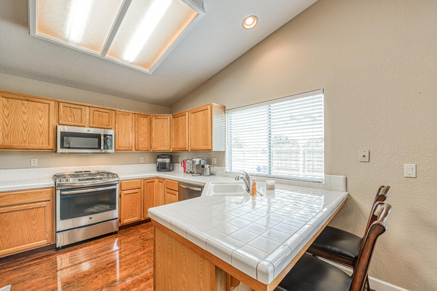 906 E Palm Dr, Hanford, CA 93230