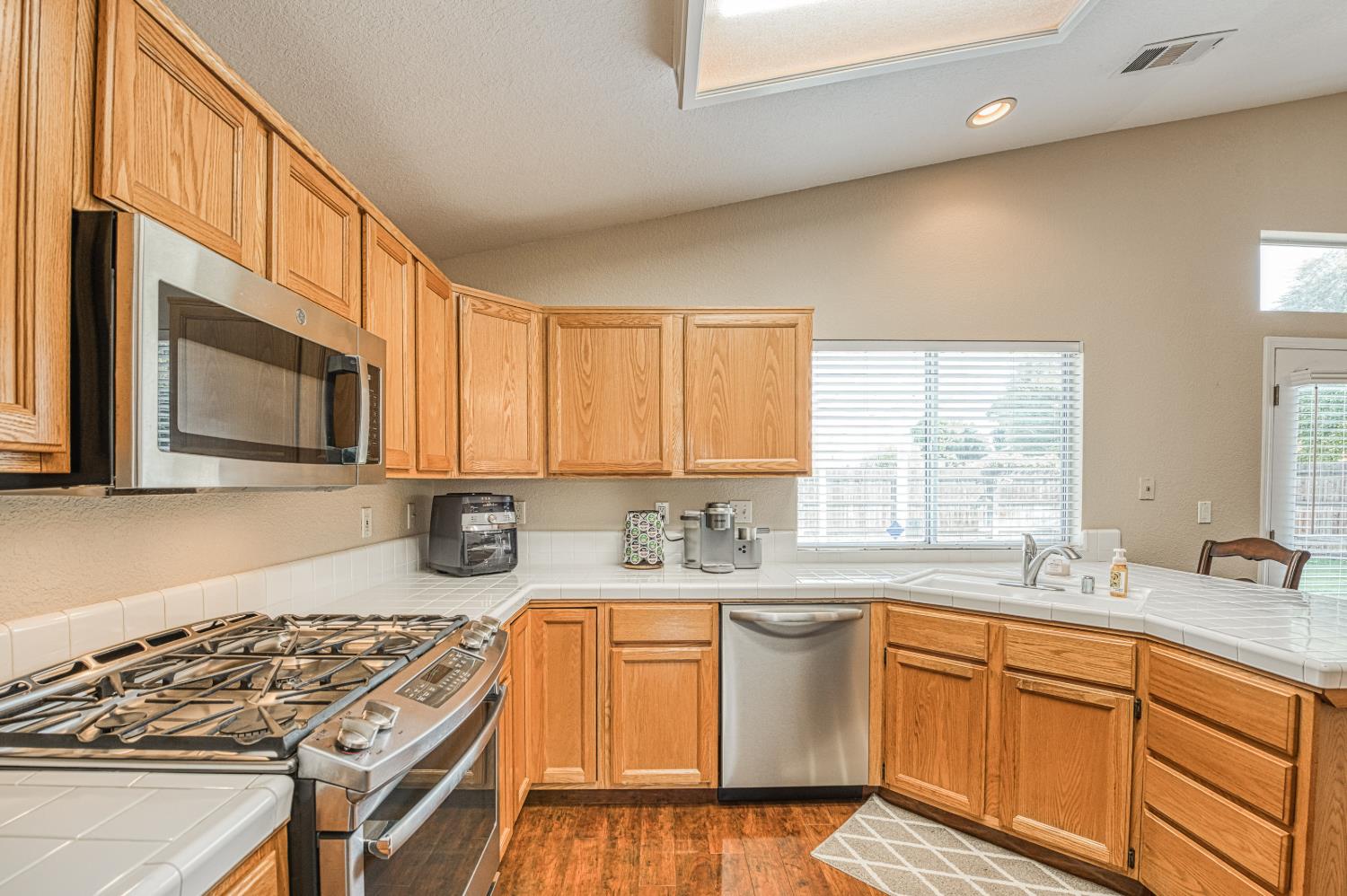 906 E Palm Dr, Hanford, CA 93230