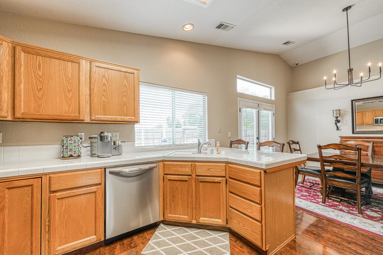 906 E Palm Dr, Hanford, CA 93230