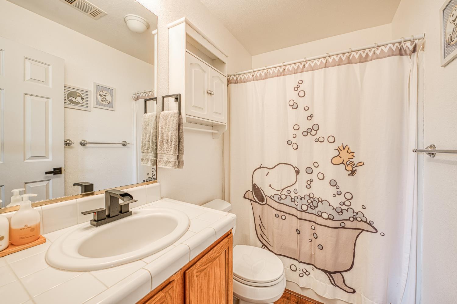 906 E Palm Dr, Hanford, CA 93230