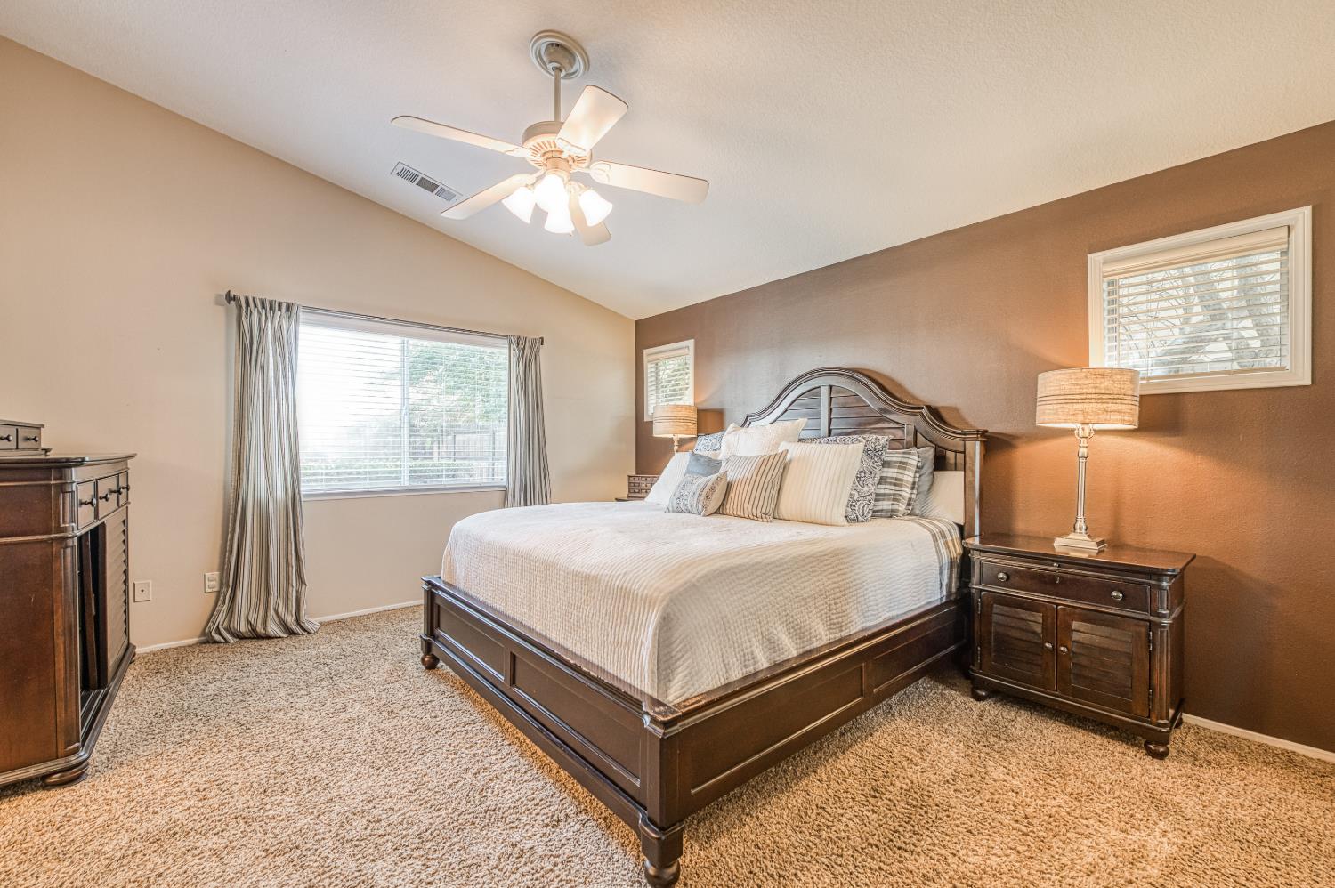 906 E Palm Dr, Hanford, CA 93230