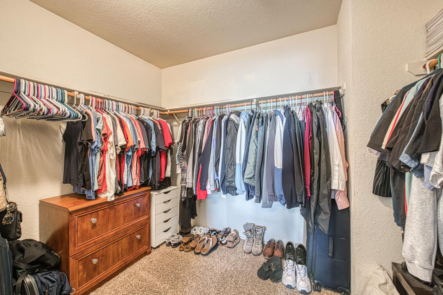 906 E Palm Dr, Hanford, CA 93230