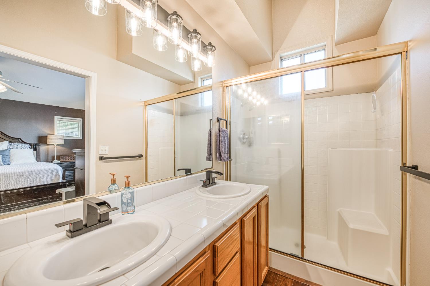 906 E Palm Dr, Hanford, CA 93230