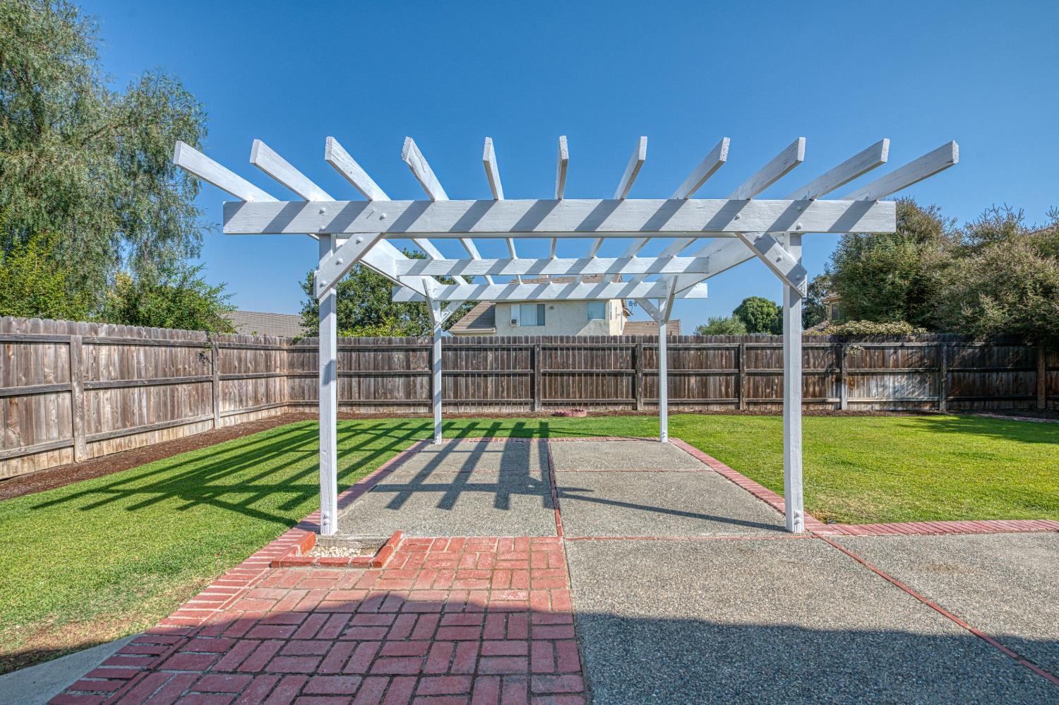 906 E Palm Dr, Hanford, CA 93230