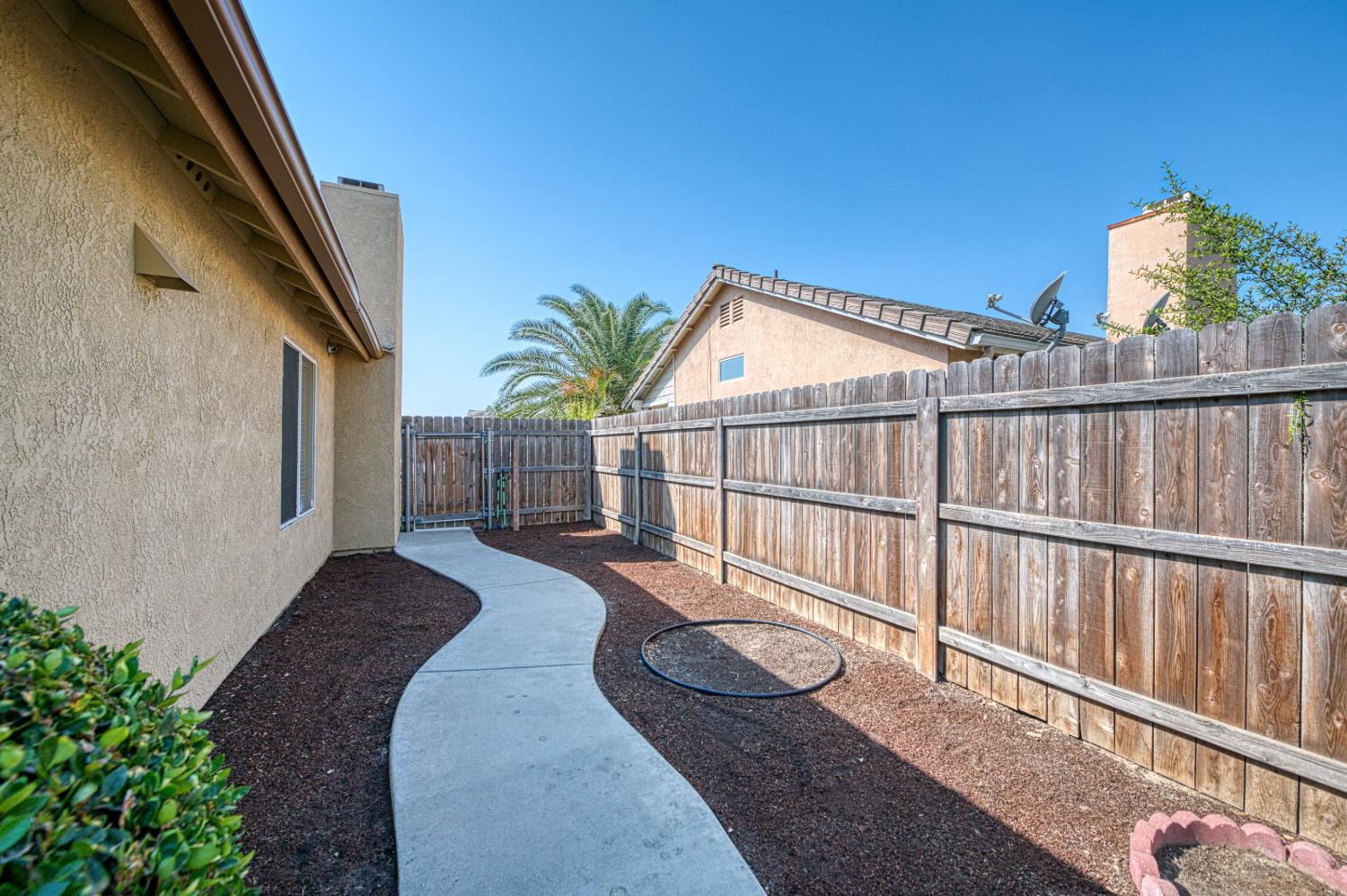 906 E Palm Dr, Hanford, CA 93230