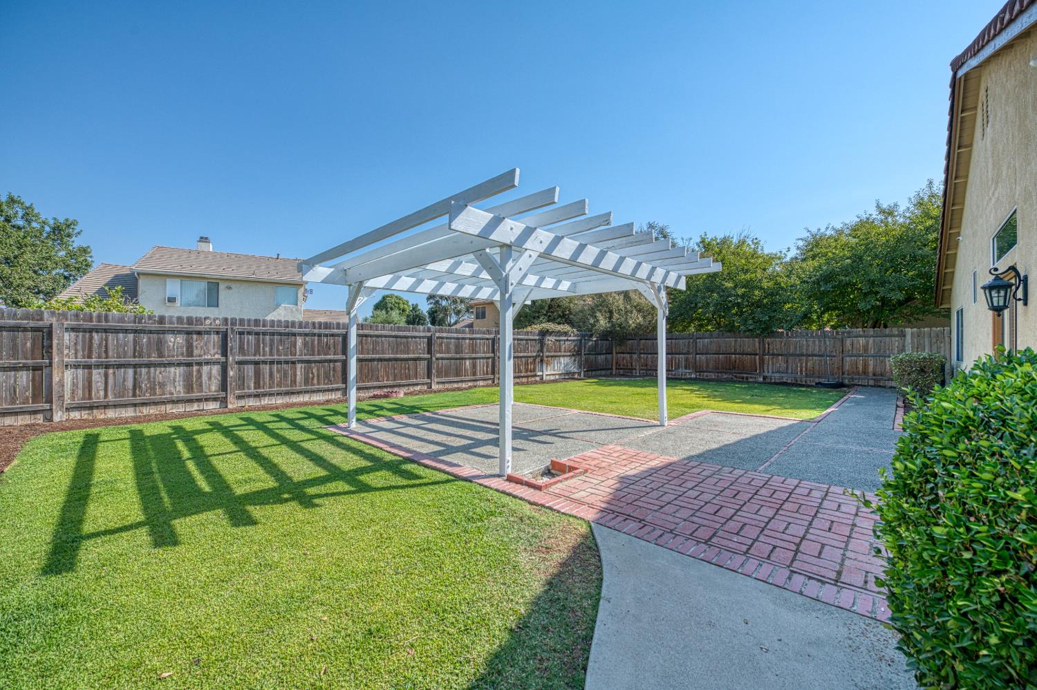 906 E Palm Dr, Hanford, CA 93230
