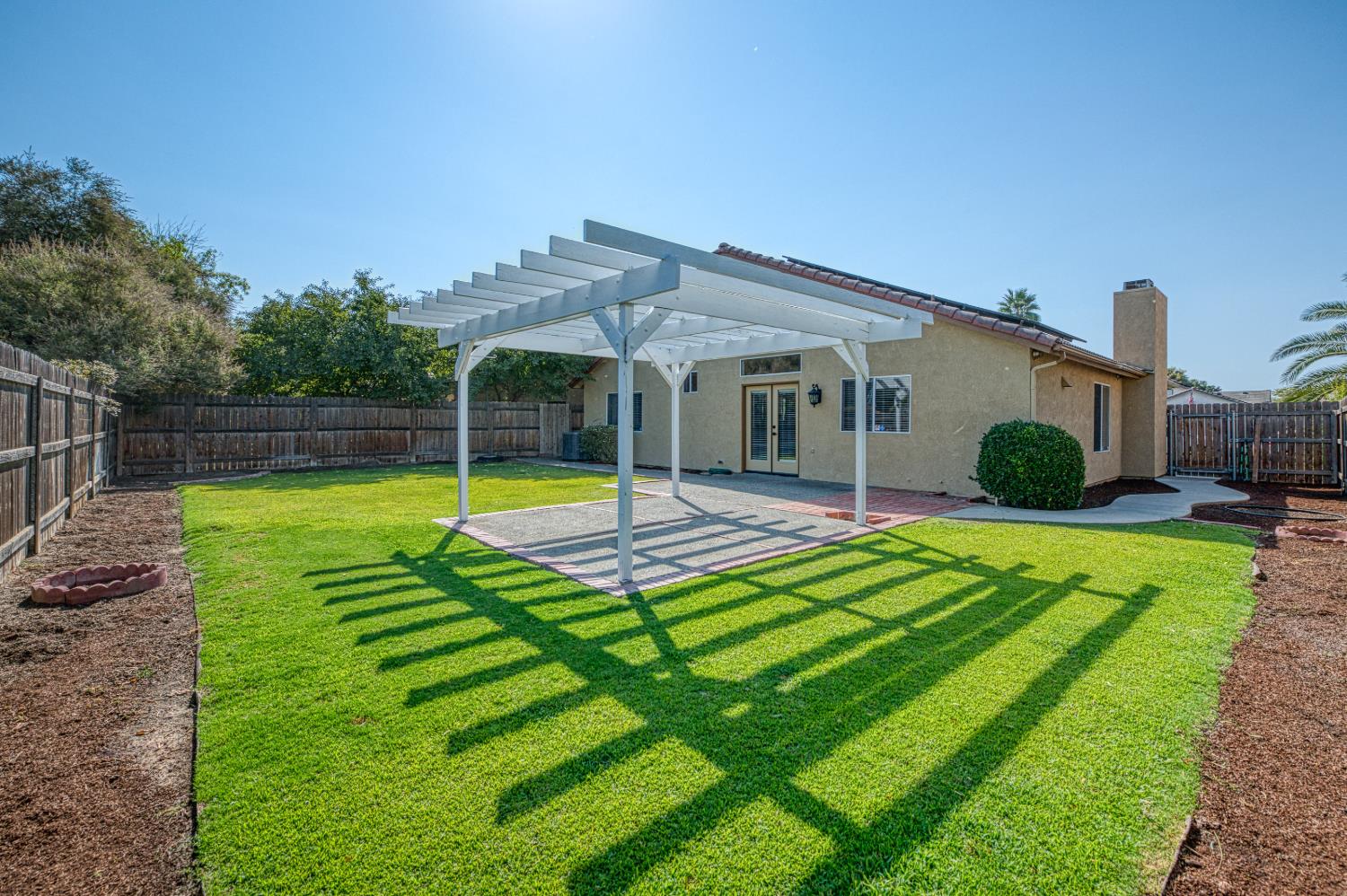 906 E Palm Dr, Hanford, CA 93230