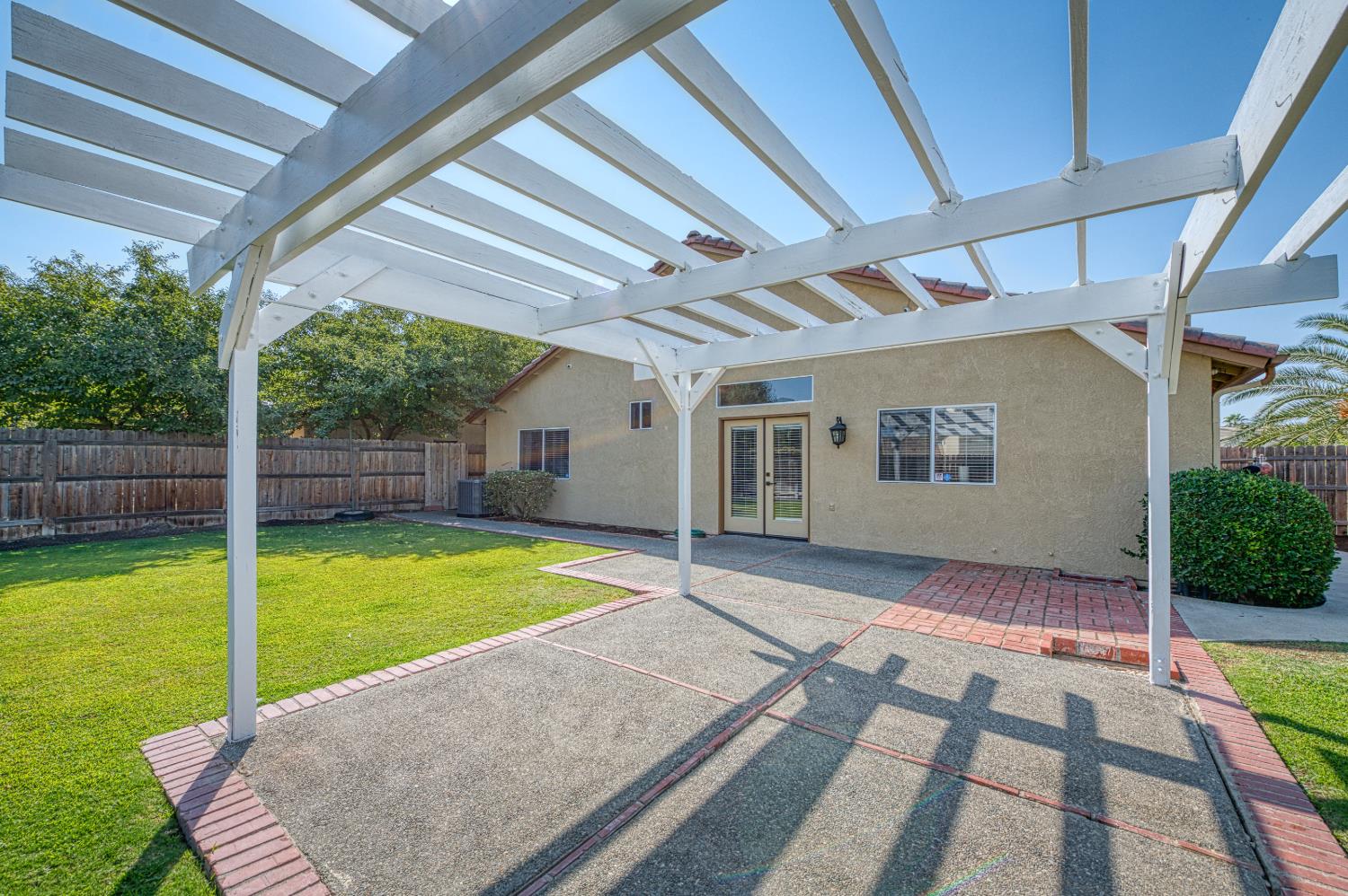 906 E Palm Dr, Hanford, CA 93230