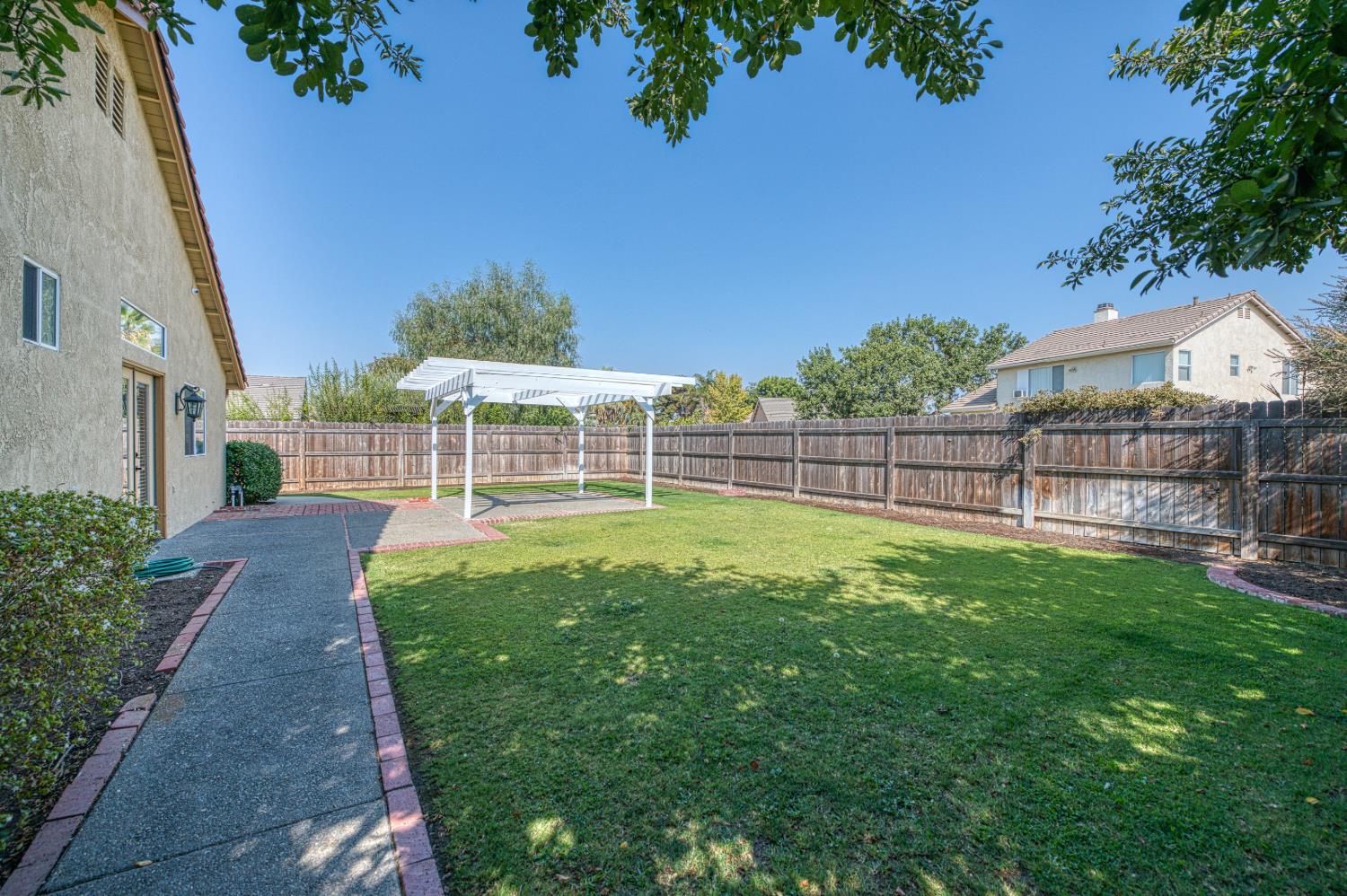 906 E Palm Dr, Hanford, CA 93230