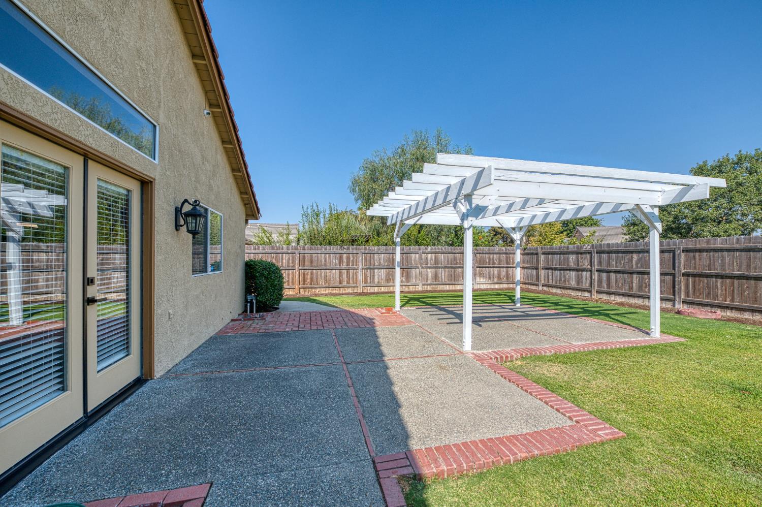 906 E Palm Dr, Hanford, CA 93230