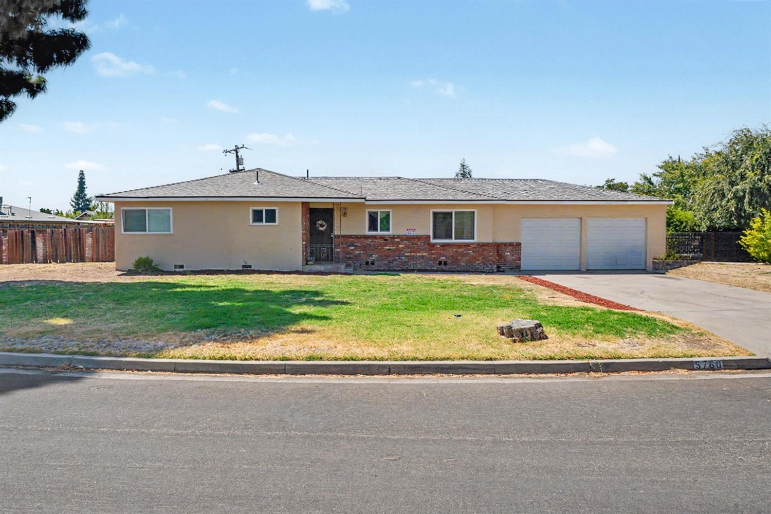 5760 E Siverly Ln, Fresno, CA 93727