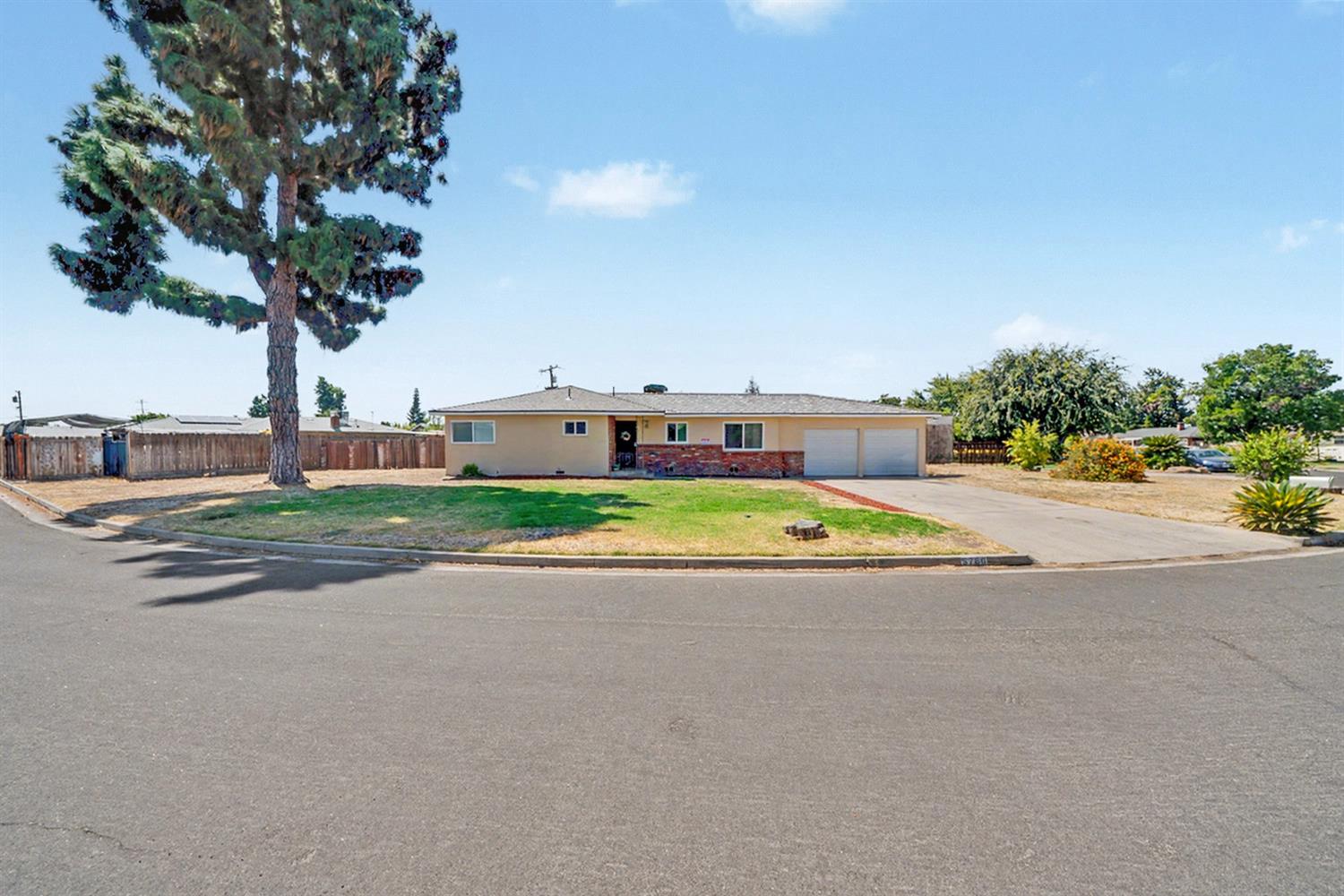 5760 E Siverly Ln, Fresno, CA 93727