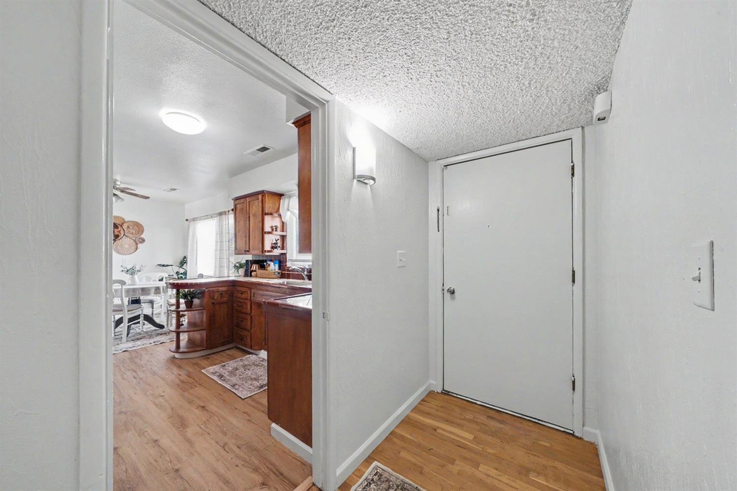 5760 E Siverly Ln, Fresno, CA 93727