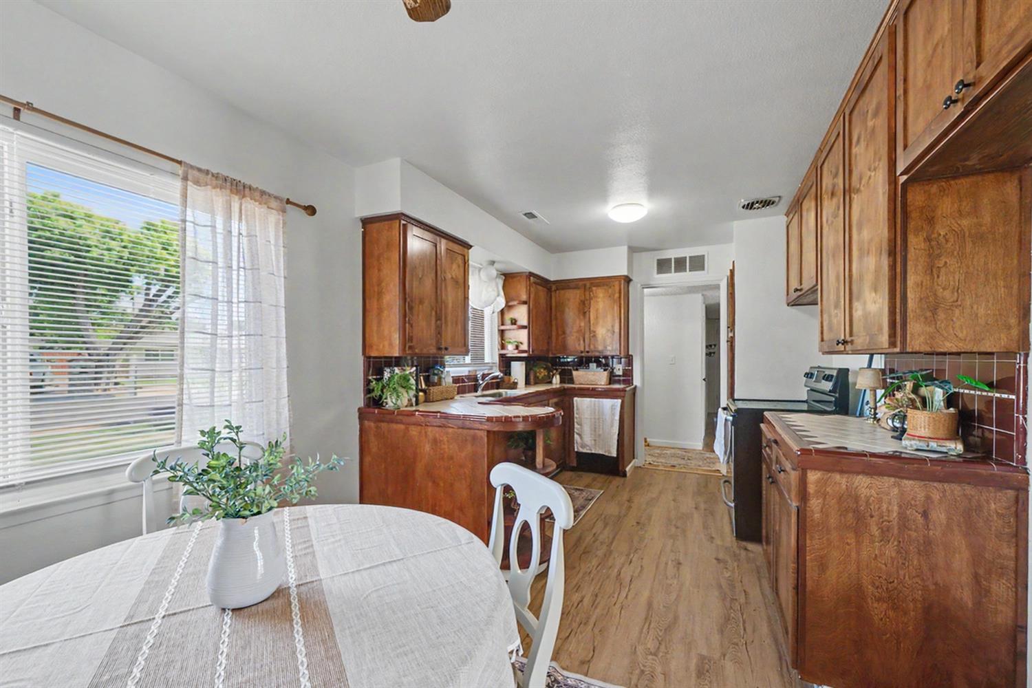 5760 E Siverly Ln, Fresno, CA 93727