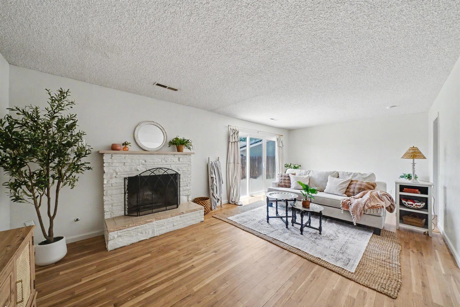 5760 E Siverly Ln, Fresno, CA 93727