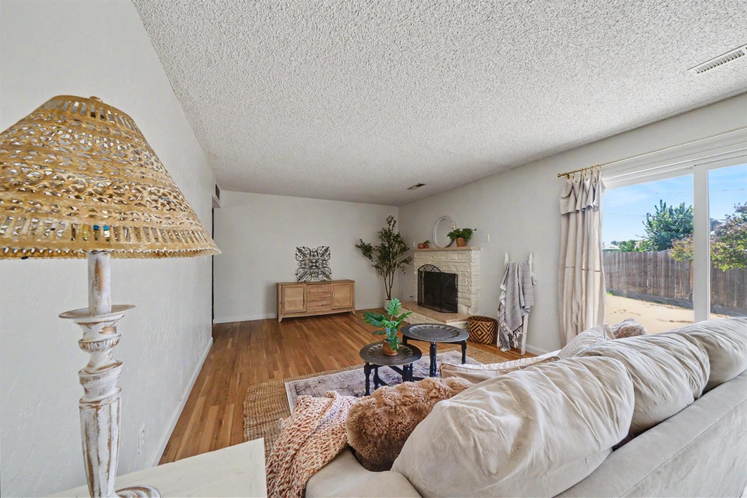 5760 E Siverly Ln, Fresno, CA 93727