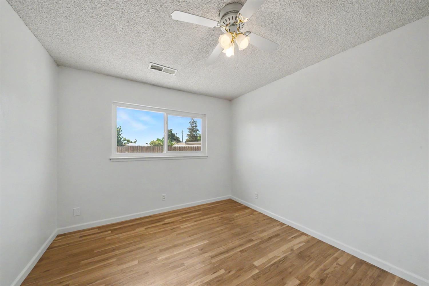5760 E Siverly Ln, Fresno, CA 93727