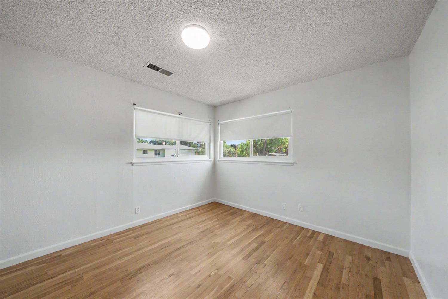 5760 E Siverly Ln, Fresno, CA 93727