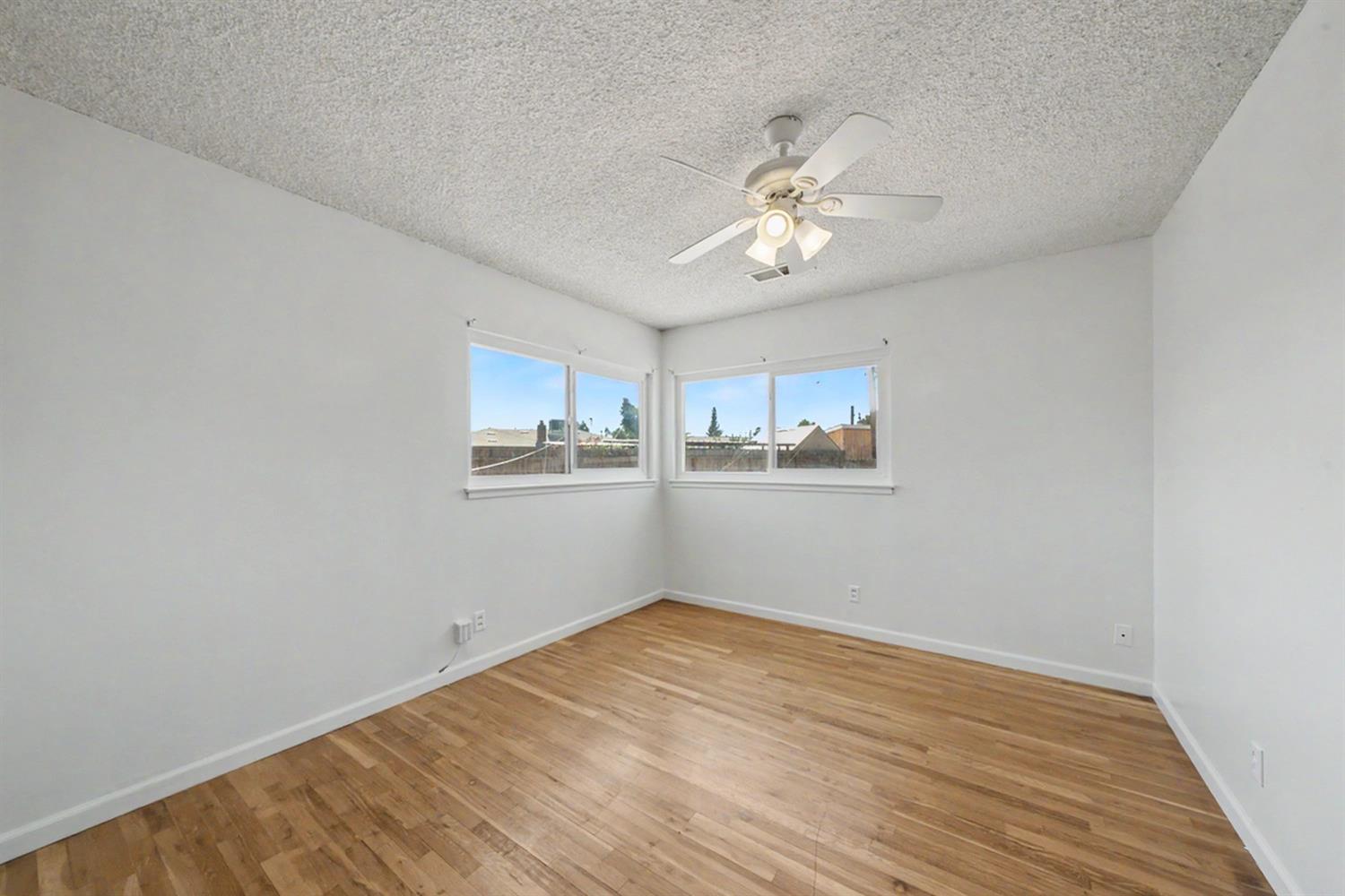 5760 E Siverly Ln, Fresno, CA 93727