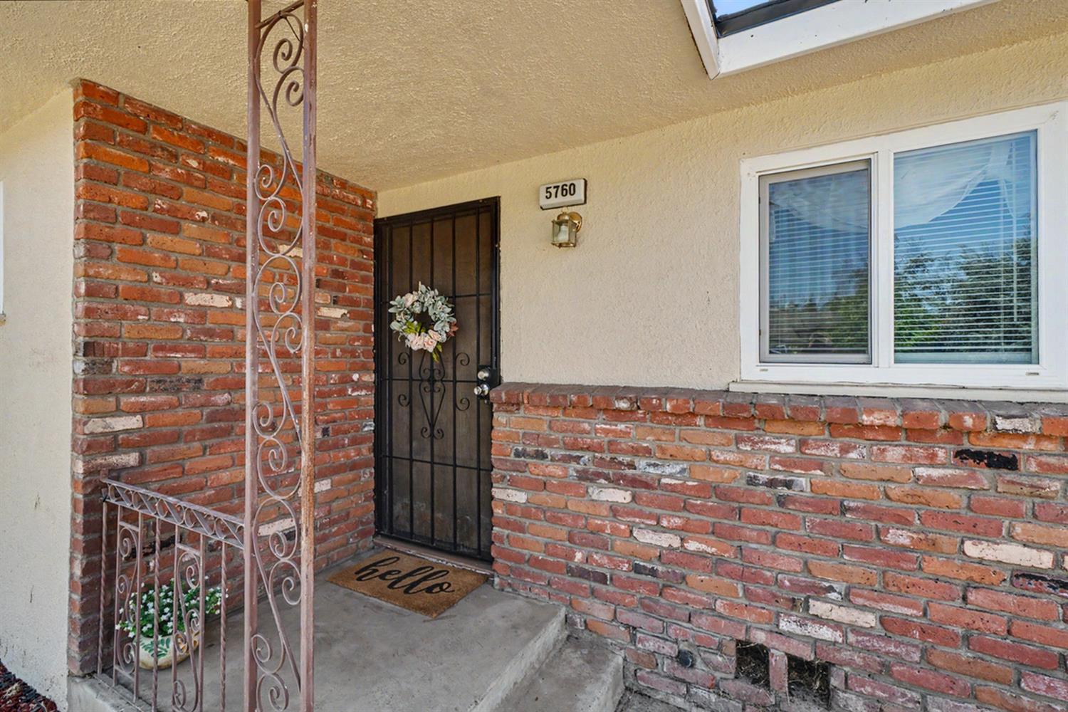 5760 E Siverly Ln, Fresno, CA 93727