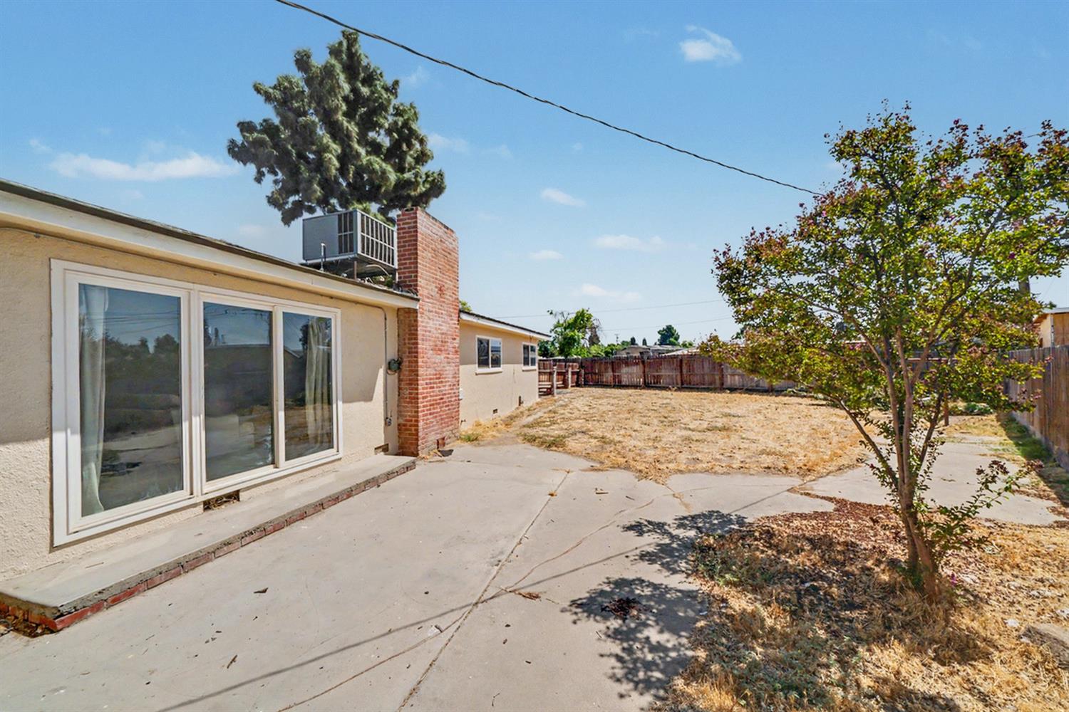 5760 E Siverly Ln, Fresno, CA 93727