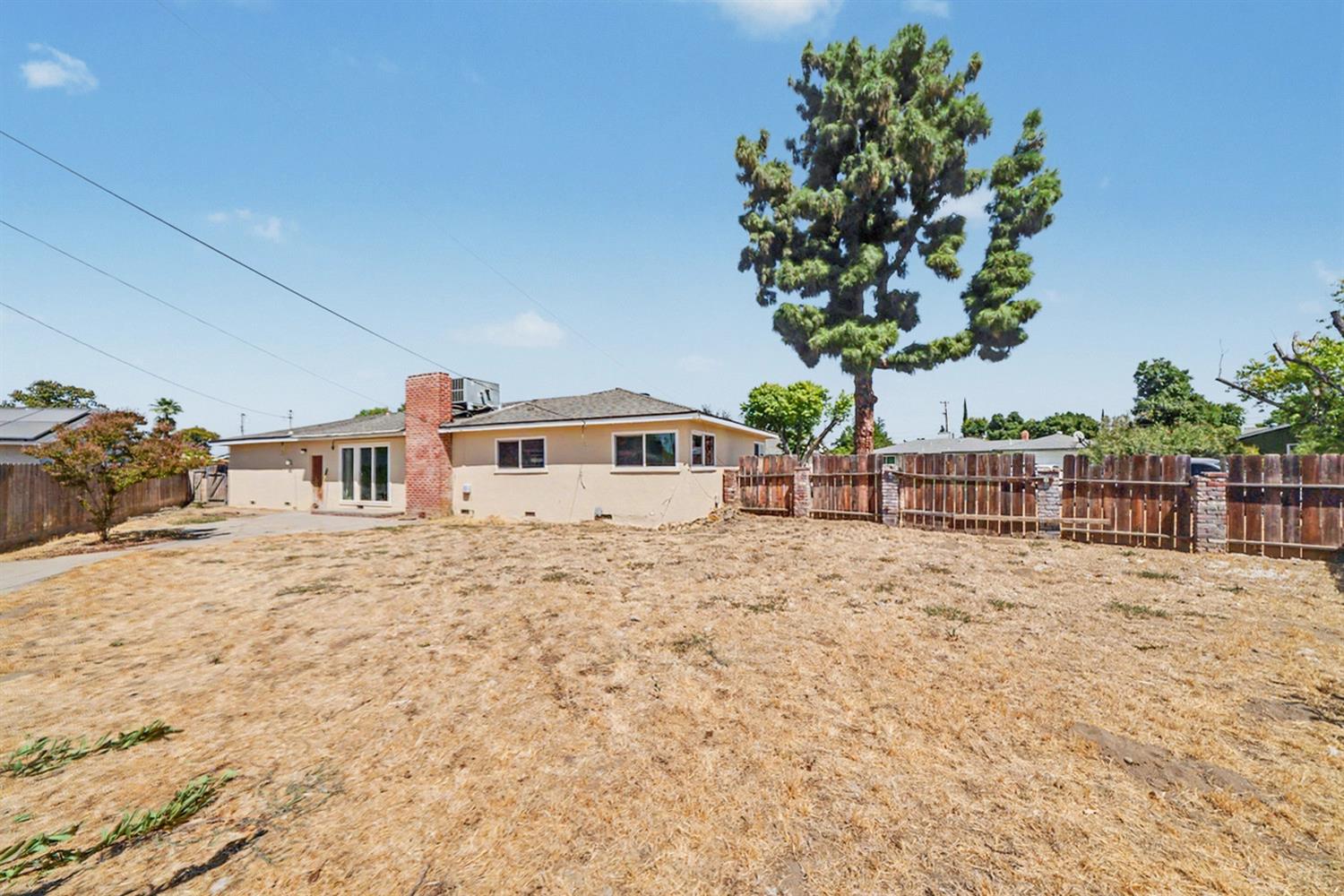 5760 E Siverly Ln, Fresno, CA 93727