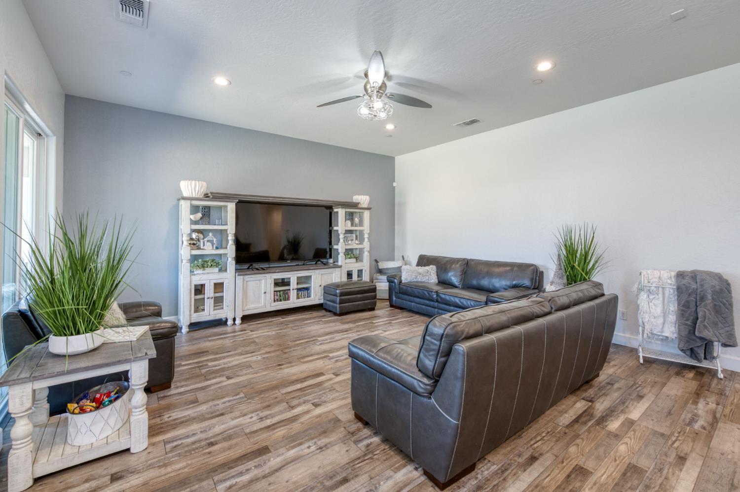2288 N Bliss Ave, Fresno, CA 93727