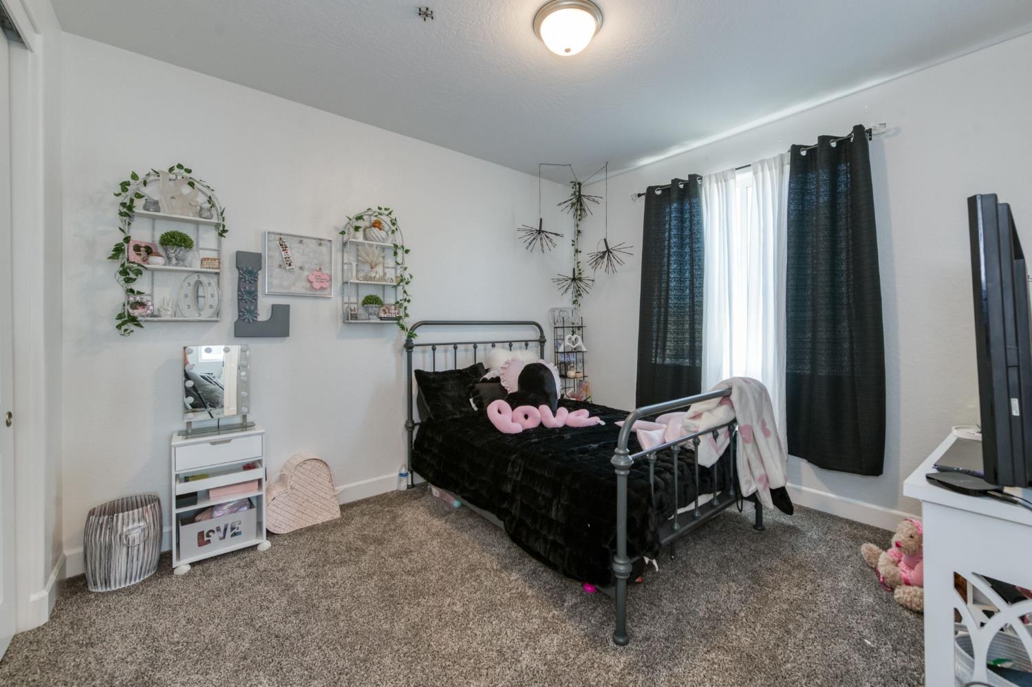 2288 N Bliss Ave, Fresno, CA 93727