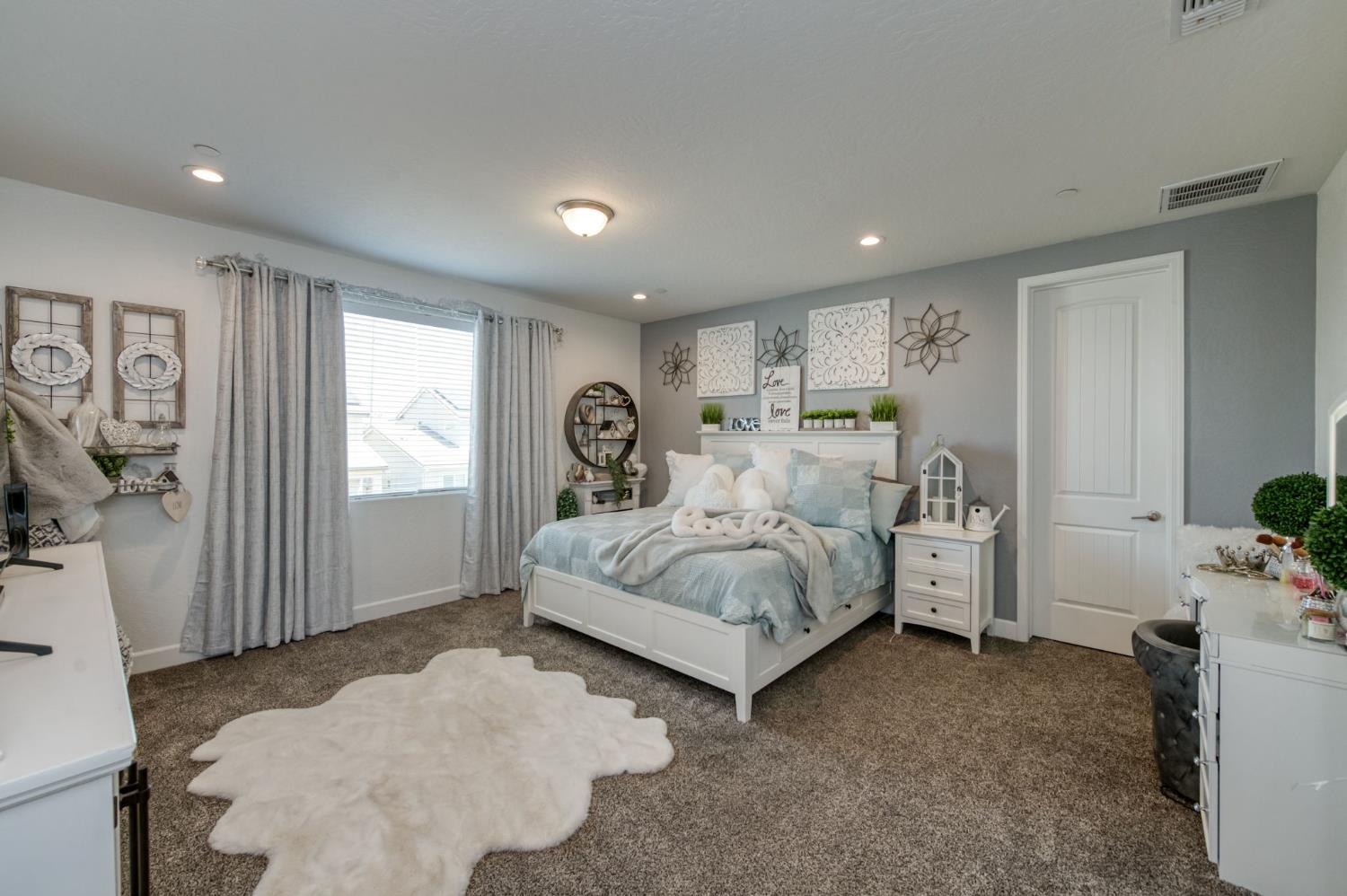 2288 N Bliss Ave, Fresno, CA 93727