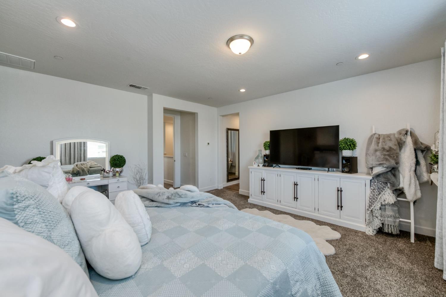 2288 N Bliss Ave, Fresno, CA 93727