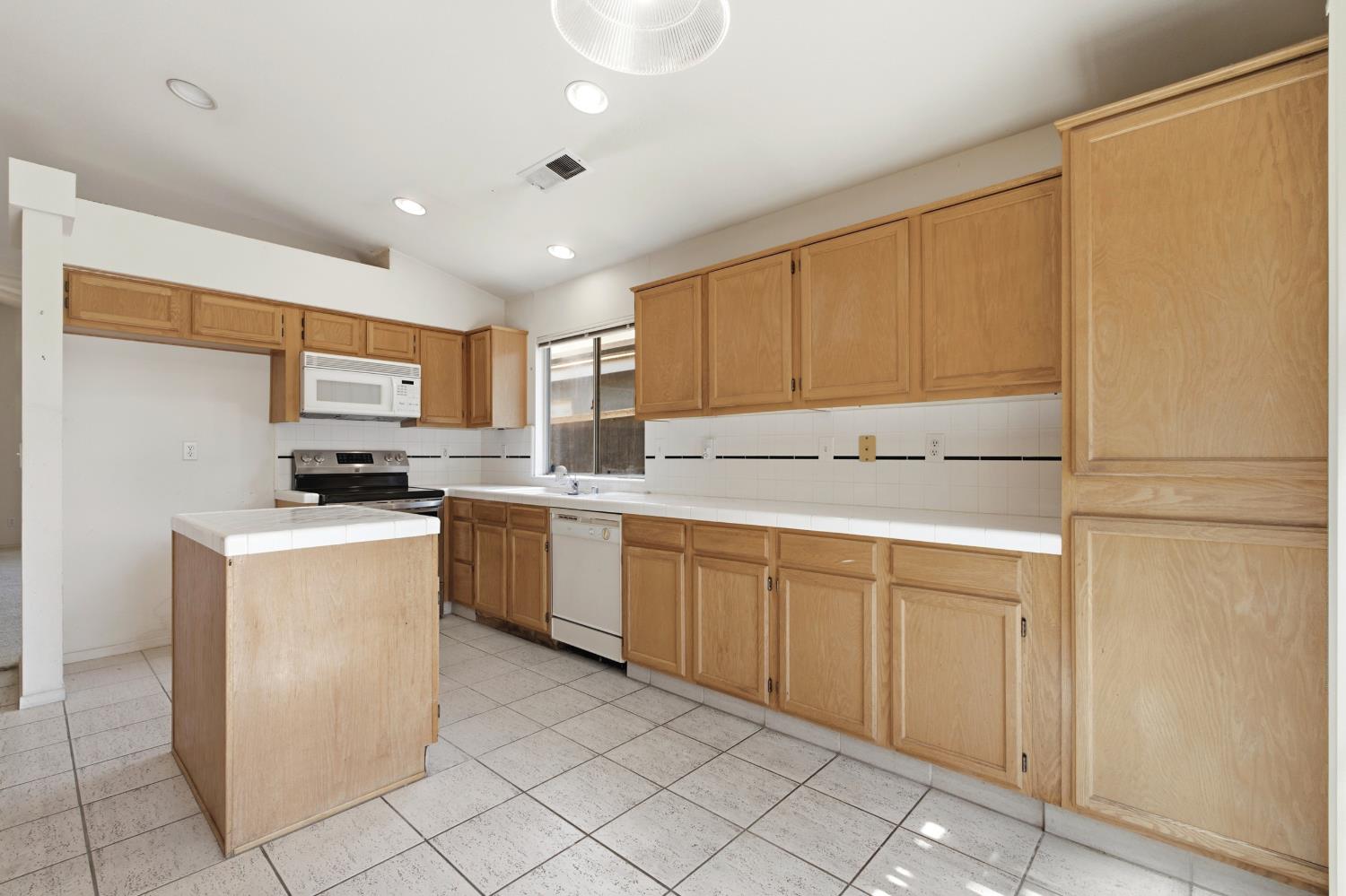 5525 W Donner Ave, Fresno, CA 93722