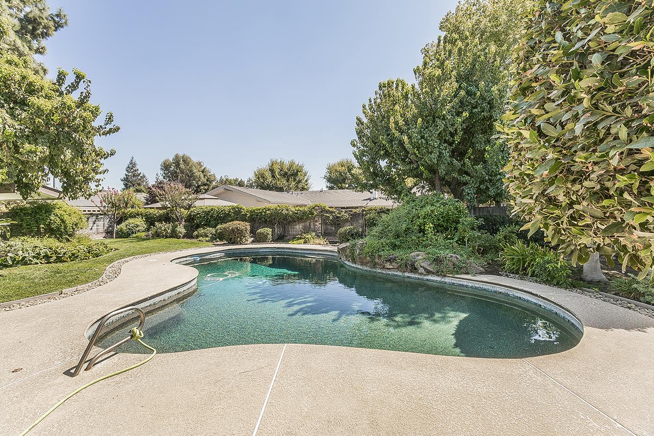 2094 Fairmont Ave, Clovis, CA 93611