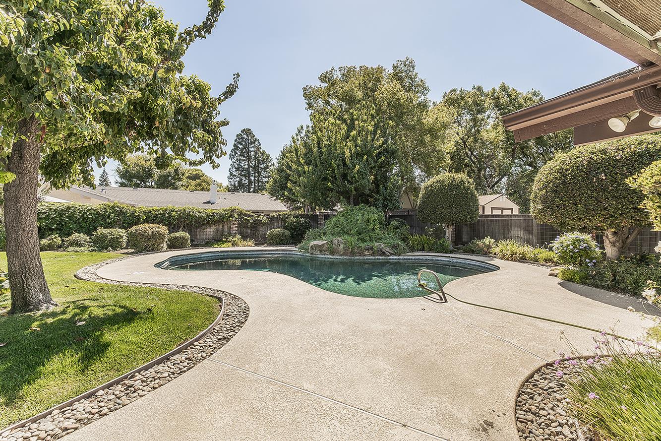 2094 Fairmont Ave, Clovis, CA 93611