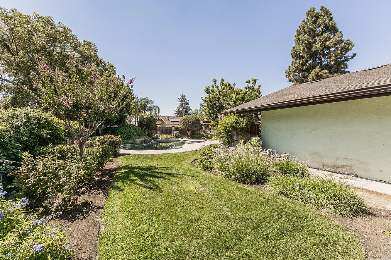 2094 Fairmont Ave, Clovis, CA 93611