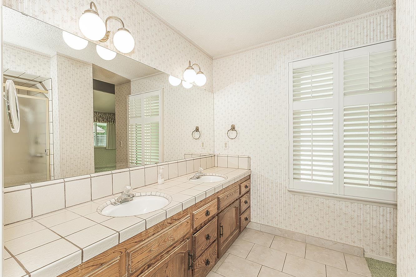 2094 Fairmont Ave, Clovis, CA 93611