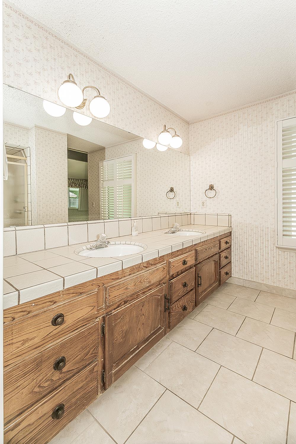 2094 Fairmont Ave, Clovis, CA 93611