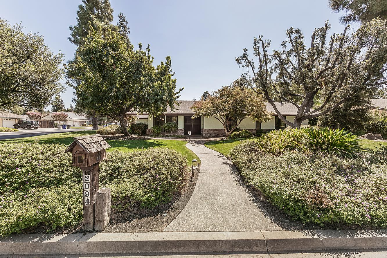 2094 Fairmont Ave, Clovis, CA 93611