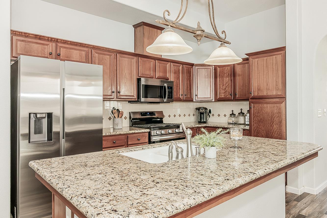638 W Madrid Ln, Clovis, CA 93619