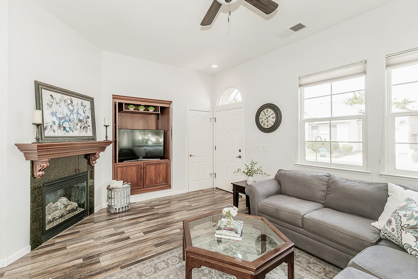 638 W Madrid Ln, Clovis, CA 93619