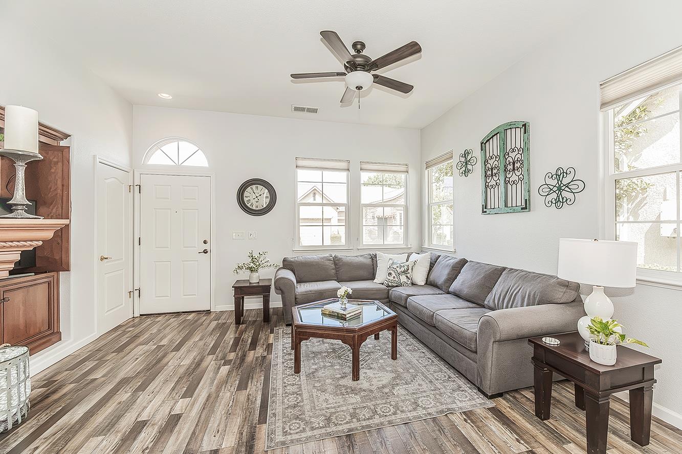 638 W Madrid Ln, Clovis, CA 93619